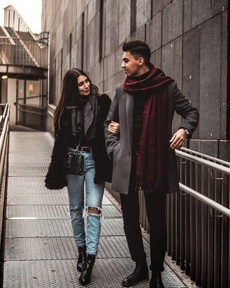 Roten Schal kombinieren – 62 Smart-Casual Herren Outfits kalt Wetter: Ein dunkelgrauer Mantel und ein roter Schal sind das Outfit Ihrer Wahl für faule Tage. Schwarze Chelsea Boots aus Leder sind eine einfache Möglichkeit, Ihren Look aufzuwerten.