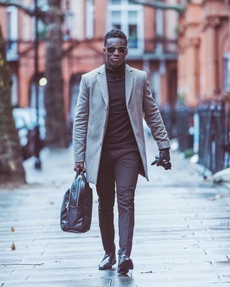 Dunkelbraune Lederhandschuhe kombinieren – 411 Herren Outfits: Erwägen Sie das Tragen von einem grauen Mantel und dunkelbraunen Lederhandschuhen für einen entspannten Wochenend-Look. Fühlen Sie sich ideenreich? Ergänzen Sie Ihr Outfit mit schwarzen Chelsea Boots aus Leder.