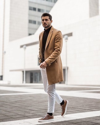 30 Jährige: Braune Leder niedrige Sneakers kombinieren – 165 Herren Outfits: Vereinigen Sie einen camel Mantel mit einer weißen Chinohose für Ihren Bürojob. Wenn Sie nicht durch und durch formal auftreten möchten, entscheiden Sie sich für braunen Leder niedrige Sneakers.