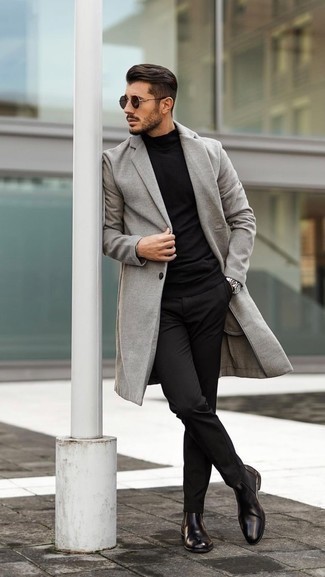 Welche Rollkragenpullover mit grauen Mantels zu tragen – 223 Smart-Casual Herbst Herren Outfits: Die modische Kombination aus einem grauen Mantel und einem Rollkragenpullover ist perfekt für einen Tag im Büro. Fühlen Sie sich mutig? Vervollständigen Sie Ihr Outfit mit dunkelbraunen Chelsea Boots aus Leder. So einfach kann ein cooler Herbst-Look sein.