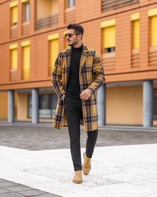 Senf Mantel kombinieren – 36 Smart-Casual Herren Outfits: Kombinieren Sie einen senf Mantel mit einer dunkelgrauen Chinohose, wenn Sie einen gepflegten und stylischen Look wollen. Wählen Sie beige Chelsea Boots aus Wildleder, um Ihr Modebewusstsein zu zeigen.