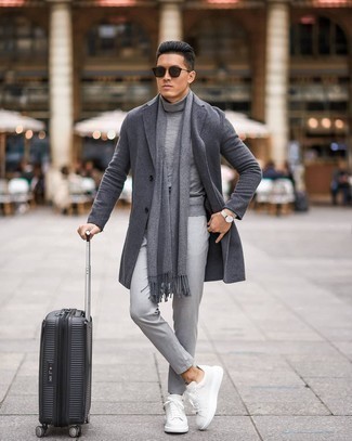 Schwarzen Koffer kombinieren – 80 Herren Outfits: Entscheiden Sie sich für einen dunkelgrauen Mantel und einen schwarzen Koffer für einen entspannten Wochenend-Look. Weiße Leder niedrige Sneakers sind eine ideale Wahl, um dieses Outfit zu vervollständigen.