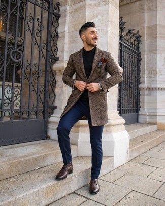 Dunkelbraunen Mantel kombinieren – 500+ Smart-Casual Herren Outfits: Kombinieren Sie einen dunkelbraunen Mantel mit einer dunkelblauen Chinohose, um einen modischen Freizeitlook zu kreieren. Eine dunkelbraune Lederfreizeitstiefel sind eine gute Wahl, um dieses Outfit zu vervollständigen.
