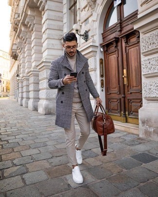 30 Jährige: Reisetasche kombinieren – 228 Smart-Casual Herren Outfits: Kombinieren Sie einen weißen und schwarzen Mantel mit Hahnentritt-Muster mit einer Reisetasche für einen entspannten Wochenend-Look. Fühlen Sie sich ideenreich? Komplettieren Sie Ihr Outfit mit weißen Segeltuch niedrigen Sneakers.