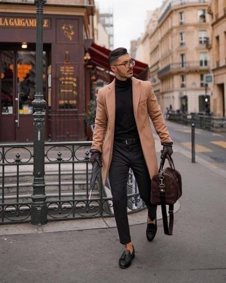 Leder Reisetasche kombinieren – 166 Smart-Casual Herren Outfits warm Wetter: Kombinieren Sie einen camel Mantel mit einer Leder Reisetasche für einen entspannten Wochenend-Look. Fühlen Sie sich mutig? Komplettieren Sie Ihr Outfit mit schwarzen Leder Slippern mit Quasten.