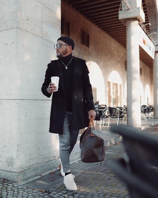 20 Jährige: Dunkelbraune Reisetasche kombinieren – 5 Herren Outfits kalt Wetter: Vereinigen Sie einen schwarzen Mantel mit einer dunkelbraunen Reisetasche für einen entspannten Wochenend-Look. Weiße Segeltuch niedrige Sneakers sind eine gute Wahl, um dieses Outfit zu vervollständigen.