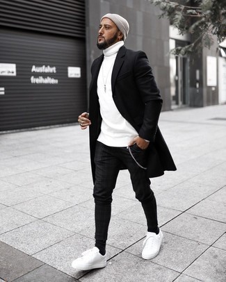 Weiße und dunkelblaue niedrige Sneakers kombinieren – 500+ Herren Outfits kalt Wetter: Kombinieren Sie einen schwarzen Mantel mit einer schwarzen Chinohose mit Schottenmuster, wenn Sie einen gepflegten und stylischen Look wollen. Weiße und dunkelblaue niedrige Sneakers leihen Originalität zu einem klassischen Look.