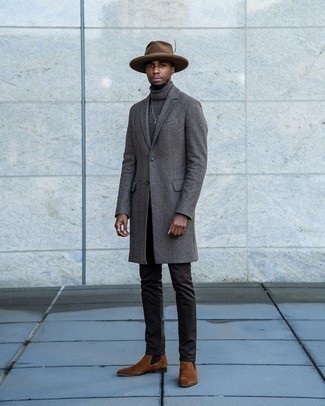 Braune Chinohose kombinieren – 416 Herren Outfits kühl Wetter: Entscheiden Sie sich für einen dunkelgrauen Mantel und eine braune Chinohose, um einen eleganten, aber nicht zu festlichen Look zu kreieren. Komplettieren Sie Ihr Outfit mit braunen Chelsea Boots aus Wildleder, um Ihr Modebewusstsein zu zeigen.
