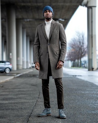 Braune Chinohose kombinieren – 416 Herren Outfits kühl Wetter: Tragen Sie einen grauen Mantel und eine braune Chinohose für einen für die Arbeit geeigneten Look. Ergänzen Sie Ihr Look mit einer blauen Wildlederfreizeitstiefeln.