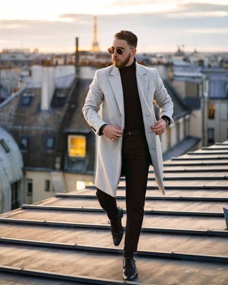 Braune Chinohose kombinieren – 416 Herren Outfits kühl Wetter: Vereinigen Sie einen grauen Mantel mit einer braunen Chinohose für Ihren Bürojob. Putzen Sie Ihr Outfit mit schwarzen Leder Derby Schuhen.