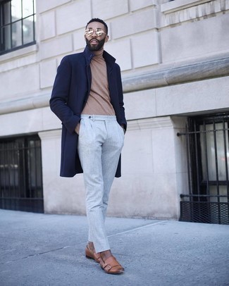 Hellbeige Doppelmonks kombinieren – 7 Smart-Casual Herren Outfits kühl Wetter: Tragen Sie einen dunkelblauen Mantel und eine graue Chinohose, um einen eleganten, aber nicht zu festlichen Look zu kreieren. Fühlen Sie sich ideenreich? Komplettieren Sie Ihr Outfit mit hellbeige Doppelmonks.