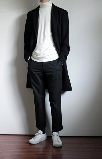 30 Jährige: Schwarzen Mantel kombinieren – 374 Smart-Casual Herren Outfits: Kombinieren Sie einen schwarzen Mantel mit einer schwarzen Chinohose für Drinks nach der Arbeit. Fühlen Sie sich ideenreich? Komplettieren Sie Ihr Outfit mit weißen Leder niedrigen Sneakers.