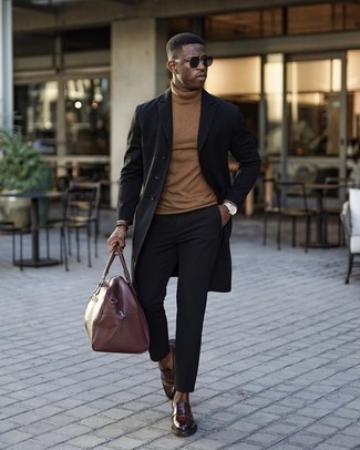 Braune Leder Sporttasche kombinieren – 154 Herren Outfits: Paaren Sie einen schwarzen Mantel mit einer braunen Leder Sporttasche für einen entspannten Wochenend-Look. Dunkelbraune Leder Slipper putzen umgehend selbst den bequemsten Look heraus.