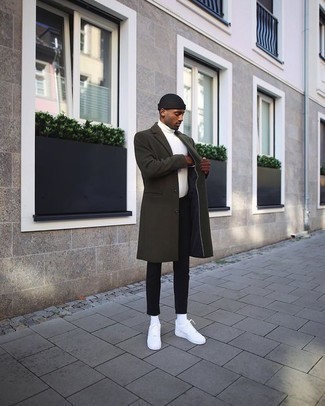 Dunkelgrünen Mantel kombinieren – 298 Herren Outfits: Kombinieren Sie einen dunkelgrünen Mantel mit einer schwarzen Chinohose für Ihren Bürojob. Weiße Segeltuch niedrige Sneakers liefern einen wunderschönen Kontrast zu dem Rest des Looks.