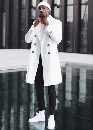 Wie weißen Mantel mit schwarzer Chinohose zu kombinieren – 13 Herren Outfits: Kombinieren Sie einen weißen Mantel mit einer schwarzen Chinohose für Ihren Bürojob. Fühlen Sie sich ideenreich? Ergänzen Sie Ihr Outfit mit weißen Segeltuch niedrigen Sneakers.