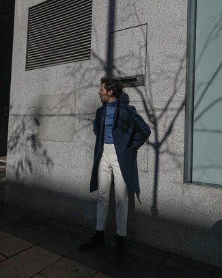 Welche Chukka-Stiefel mit dunkelblauen Mantels zu tragen – 55 Herren Outfits: Kombinieren Sie einen dunkelblauen Mantel mit einer weißen Chinohose für Ihren Bürojob. Warum kombinieren Sie Ihr Outfit für einen legereren Auftritt nicht mal mit Chukka-Stiefeln?