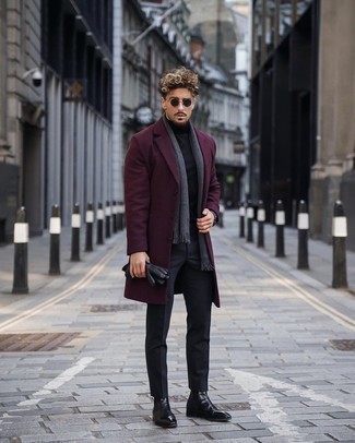 Dunkellila Mantel kombinieren – 20 Herren Outfits: Kombinieren Sie einen dunkellila Mantel mit einer schwarzen Chinohose, wenn Sie einen gepflegten und stylischen Look wollen. Schwarze Chelsea Boots aus Leder sind eine einfache Möglichkeit, Ihren Look aufzuwerten.