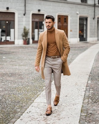Braunen geflochtenen Gürtel kombinieren – 64 Herren Outfits kühl Wetter: Tragen Sie einen camel Mantel und einen braunen geflochtenen Gürtel für einen entspannten Wochenend-Look. Putzen Sie Ihr Outfit mit braunen Doppelmonks aus Leder.