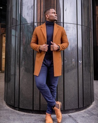 Dunkelbraunen Mantel kombinieren – 500+ Herren Outfits: Vereinigen Sie einen dunkelbraunen Mantel mit einer dunkelblauen Chinohose für Drinks nach der Arbeit. Setzen Sie bei den Schuhen auf die klassische Variante mit rotbraunen Chelsea Boots aus Wildleder.
