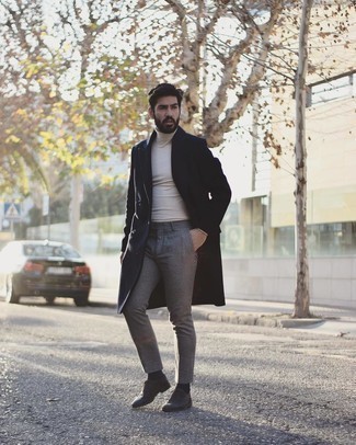 30 Jährige: Graue Chinohose kombinieren – 500+ Herren Outfits kühl Wetter: Kombinieren Sie einen dunkelblauen Mantel mit einer grauen Chinohose, um einen modischen Freizeitlook zu kreieren. Ergänzen Sie Ihr Outfit mit dunkelbraunen Leder Oxford Schuhen, um Ihr Modebewusstsein zu zeigen.