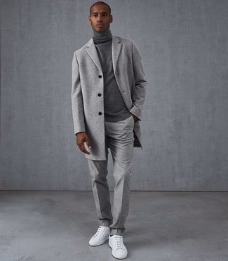 20 Jährige: Welche Rollkragenpullover mit grauen Mantels zu tragen – 101 Herren Outfits: Erwägen Sie das Tragen von einem grauen Mantel und einem Rollkragenpullover, um einen eleganten, aber nicht zu festlichen Look zu kreieren. Suchen Sie nach leichtem Schuhwerk? Komplettieren Sie Ihr Outfit mit weißen Segeltuch niedrigen Sneakers für den Tag.
