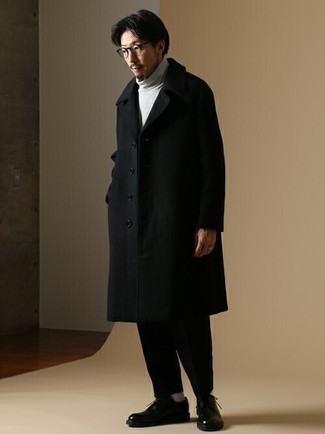 30 Jährige: Wie schwarzen Mantel mit schwarzer Chinohose zu kombinieren – 83 Smart-Casual Herren Outfits: Kombinieren Sie einen schwarzen Mantel mit einer schwarzen Chinohose für Ihren Bürojob. Fühlen Sie sich ideenreich? Vervollständigen Sie Ihr Outfit mit schwarzen Leder Derby Schuhen.