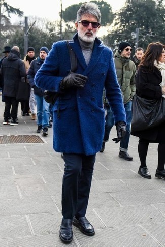 Blauen Mantel kombinieren – 1061+ Herren Outfits: Kombinieren Sie einen blauen Mantel mit einer dunkelblauen Chinohose, wenn Sie einen gepflegten und stylischen Look wollen. Komplettieren Sie Ihr Outfit mit schwarzen Leder Slippern, um Ihr Modebewusstsein zu zeigen.