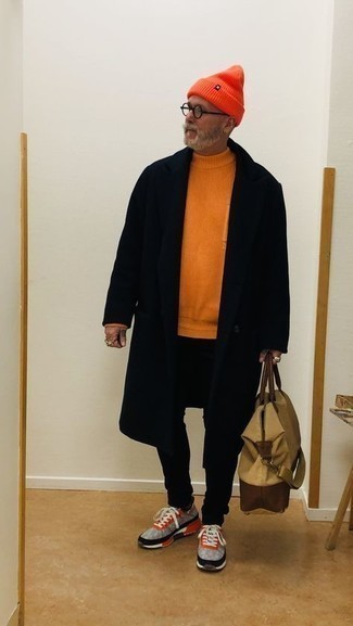 Orange Rollkragenpullover kombinieren – 113 Herren Outfits: Kombinieren Sie einen orange Rollkragenpullover mit einer schwarzen Chinohose, um einen lockeren, aber dennoch stylischen Look zu erhalten. Suchen Sie nach leichtem Schuhwerk? Ergänzen Sie Ihr Outfit mit grauen Sportschuhen für den Tag.