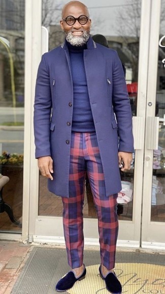 50 Jährige: Hose mit Schottenmuster kombinieren – 5 Smart-Casual Herren Outfits kühl Wetter: Vereinigen Sie einen violetten Mantel mit einer Hose mit Schottenmuster, wenn Sie einen gepflegten und stylischen Look wollen. Fühlen Sie sich mutig? Entscheiden Sie sich für dunkelblauen Samt Slipper.