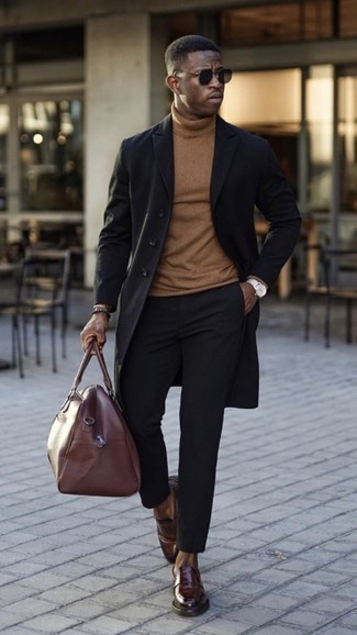 Rotbraune Leder Reisetasche kombinieren – 61 Frühling Herren Outfits: Für ein bequemes Couch-Outfit, entscheiden Sie sich für einen schwarzen Mantel und eine rotbraune Leder Reisetasche. Fühlen Sie sich mutig? Komplettieren Sie Ihr Outfit mit dunkelbraunen Leder Slippern. Schon mal so einen tollen Frühlings-Outfit gesehen?