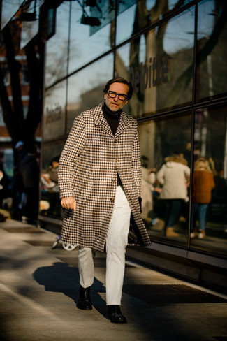 50 Jährige: Welche Mäntel mit weißer Chinohose zu tragen – 29 Smart-Casual Herren Outfits kalt Wetter: Kombinieren Sie einen Mantel mit einer weißen Chinohose für Ihren Bürojob. Ergänzen Sie Ihr Outfit mit schwarzen Chelsea Boots aus Leder, um Ihr Modebewusstsein zu zeigen.