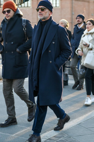 Dunkelblaue Cord Chinohose kombinieren – 61 Herren Outfits: Kombinieren Sie einen dunkelblauen Mantel mit einer dunkelblauen Cord Chinohose für einen für die Arbeit geeigneten Look. Fühlen Sie sich ideenreich? Ergänzen Sie Ihr Outfit mit dunkelbraunen Leder Brogues.