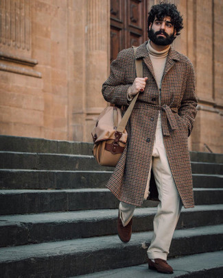 Braunen Mantel mit Vichy-Muster kombinieren – 21 Herren Outfits: Vereinigen Sie einen braunen Mantel mit Vichy-Muster mit einer hellbeige Chinohose für Ihren Bürojob. Schalten Sie Ihren Kleidungsbestienmodus an und machen dunkelbraunen Wildleder Slipper zu Ihrer Schuhwerkwahl.