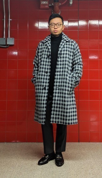 Grauen Mantel mit Vichy-Muster kombinieren – 8 Smart-Casual Herren Outfits kalt Wetter: Kombinieren Sie einen grauen Mantel mit Vichy-Muster mit einer schwarzen Chinohose für Ihren Bürojob. Fühlen Sie sich ideenreich? Ergänzen Sie Ihr Outfit mit schwarzen Leder Slippern.