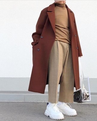 Taschen kombinieren – 1200+ Herren Outfits kühl Wetter: Kombinieren Sie einen braunen Mantel mit Taschen für einen entspannten Wochenend-Look. Suchen Sie nach leichtem Schuhwerk? Ergänzen Sie Ihr Outfit mit weißen Sportschuhen für den Tag.