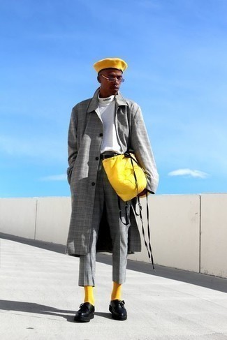 Gelbe Shopper Tasche aus Segeltuch kombinieren – 44 Herren Outfits: Paaren Sie einen grauen Mantel mit Schottenmuster mit einer gelben Shopper Tasche aus Segeltuch für einen entspannten Wochenend-Look. Fühlen Sie sich mutig? Vervollständigen Sie Ihr Outfit mit schwarzen Monks aus Leder.