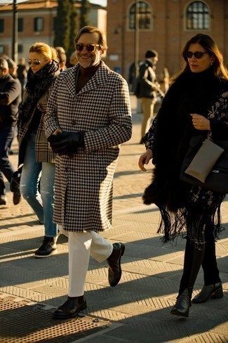 50 Jährige: Welche Mäntel mit weißer Chinohose zu tragen – 30 Herren Outfits kühl Wetter: Kombinieren Sie einen Mantel mit einer weißen Chinohose für einen für die Arbeit geeigneten Look. Komplettieren Sie Ihr Outfit mit dunkelbraunen Chelsea Boots aus Leder, um Ihr Modebewusstsein zu zeigen.