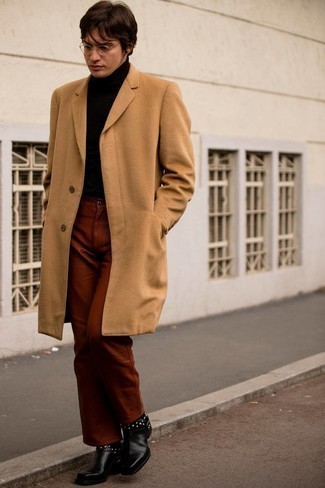 Rotbraune Chinohose kombinieren – 500+ Herren Outfits: Vereinigen Sie einen camel Mantel mit einer rotbraunen Chinohose für einen für die Arbeit geeigneten Look. Schalten Sie Ihren Kleidungsbestienmodus an und machen schwarzen beschlagenen Chelsea Boots aus Leder zu Ihrer Schuhwerkwahl.