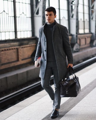 Wie dunkelgrauen Mantel mit schwarzer Leder Oxford Schuhe zu kombinieren – 10 Smart-Casual Herren Outfits: Kombinieren Sie einen dunkelgrauen Mantel mit einer dunkelgrauen Chinohose mit Karomuster, um einen modischen Freizeitlook zu kreieren. Wählen Sie schwarzen Leder Oxford Schuhe, um Ihr Modebewusstsein zu zeigen.