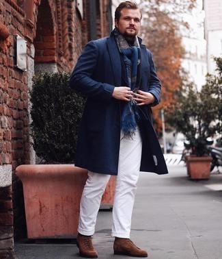 Blauen bedruckten Schal kombinieren – 153 Herren Outfits: Vereinigen Sie einen dunkelblauen Mantel mit einem blauen bedruckten Schal für einen entspannten Wochenend-Look. Fügen Sie eine braune Wildlederfreizeitstiefel für ein unmittelbares Style-Upgrade zu Ihrem Look hinzu.