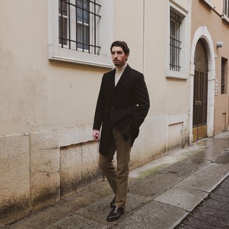 30 Jährige: Slipper kombinieren – 500+ Herren Outfits kalt Wetter: Entscheiden Sie sich für einen schwarzen Mantel und eine braune Chinohose, wenn Sie einen gepflegten und stylischen Look wollen. Slipper bringen Eleganz zu einem ansonsten schlichten Look.