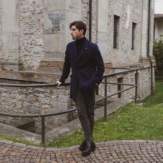 30 Jährige: Blauen Mantel kombinieren – 500+ Herren Outfits: Tragen Sie einen blauen Mantel und eine dunkelbraune Chinohose mit Schottenmuster, wenn Sie einen gepflegten und stylischen Look wollen. Fühlen Sie sich ideenreich? Entscheiden Sie sich für dunkelbraunen Leder Slipper mit Quasten.