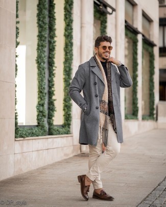 Schal mit Schottenmuster kombinieren – 382 Herren Outfits: Entscheiden Sie sich für einen grauen Mantel und einen Schal mit Schottenmuster für einen entspannten Wochenend-Look. Fühlen Sie sich mutig? Ergänzen Sie Ihr Outfit mit dunkelbraunen Leder Slippern mit Quasten.