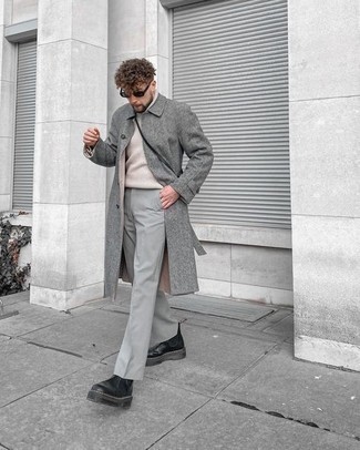 30 Jährige: Dunkelgraue Chinohose kombinieren – 500+ Herren Outfits kühl Wetter: Kombinieren Sie einen grauen Mantel mit einer dunkelgrauen Chinohose für Drinks nach der Arbeit. Fühlen Sie sich ideenreich? Komplettieren Sie Ihr Outfit mit schwarzen Chelsea Boots aus Leder.