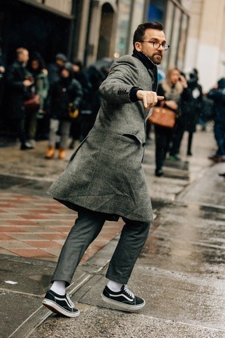 grauer Mantel mit Schottenmuster, schwarzer Rollkragenpullover, dunkelgraue Chinohose, schwarze und weiße Segeltuch niedrige Sneakers für Herren