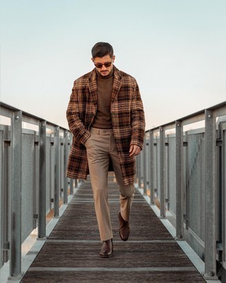 30 Jährige: Lederstiefel kombinieren – 500+ Herren Outfits kühl Wetter: Entscheiden Sie sich für einen braunen Mantel mit Schottenmuster und eine beige Chinohose für Ihren Bürojob. Lederstiefel sind eine ideale Wahl, um dieses Outfit zu vervollständigen.
