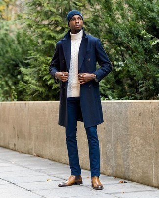 Dunkelblaue Mütze kombinieren – 500+ Herren Outfits: Kombinieren Sie einen dunkelblauen Mantel mit einer dunkelblauen Mütze für einen entspannten Wochenend-Look. Ergänzen Sie Ihr Outfit mit braunen Chelsea Boots aus Leder, um Ihr Modebewusstsein zu zeigen.