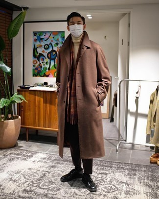 Braunen Schal kombinieren – 341 Herren Outfits: Für ein bequemes Couch-Outfit, kombinieren Sie einen braunen Mantel mit einem braunen Schal. Heben Sie dieses Ensemble mit schwarzen Leder Derby Schuhen hervor.