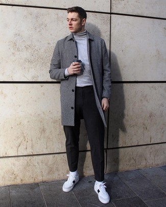 Grauen Rollkragenpullover kombinieren – 1052+ Herren Outfits: Die Vielseitigkeit von einem grauen Rollkragenpullover und einer schwarzen Chinohose machen sie zu einer lohnenswerten Investition. Weiße und schwarze Leder niedrige Sneakers leihen Originalität zu einem klassischen Look.