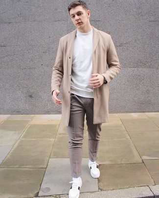 Braune Chinohose kombinieren – 500+ Smart-Casual Herren Outfits: Kombinieren Sie einen beigen Mantel mit einer braunen Chinohose für Drinks nach der Arbeit. Weiße und schwarze Leder niedrige Sneakers verleihen einem klassischen Look eine neue Dimension.